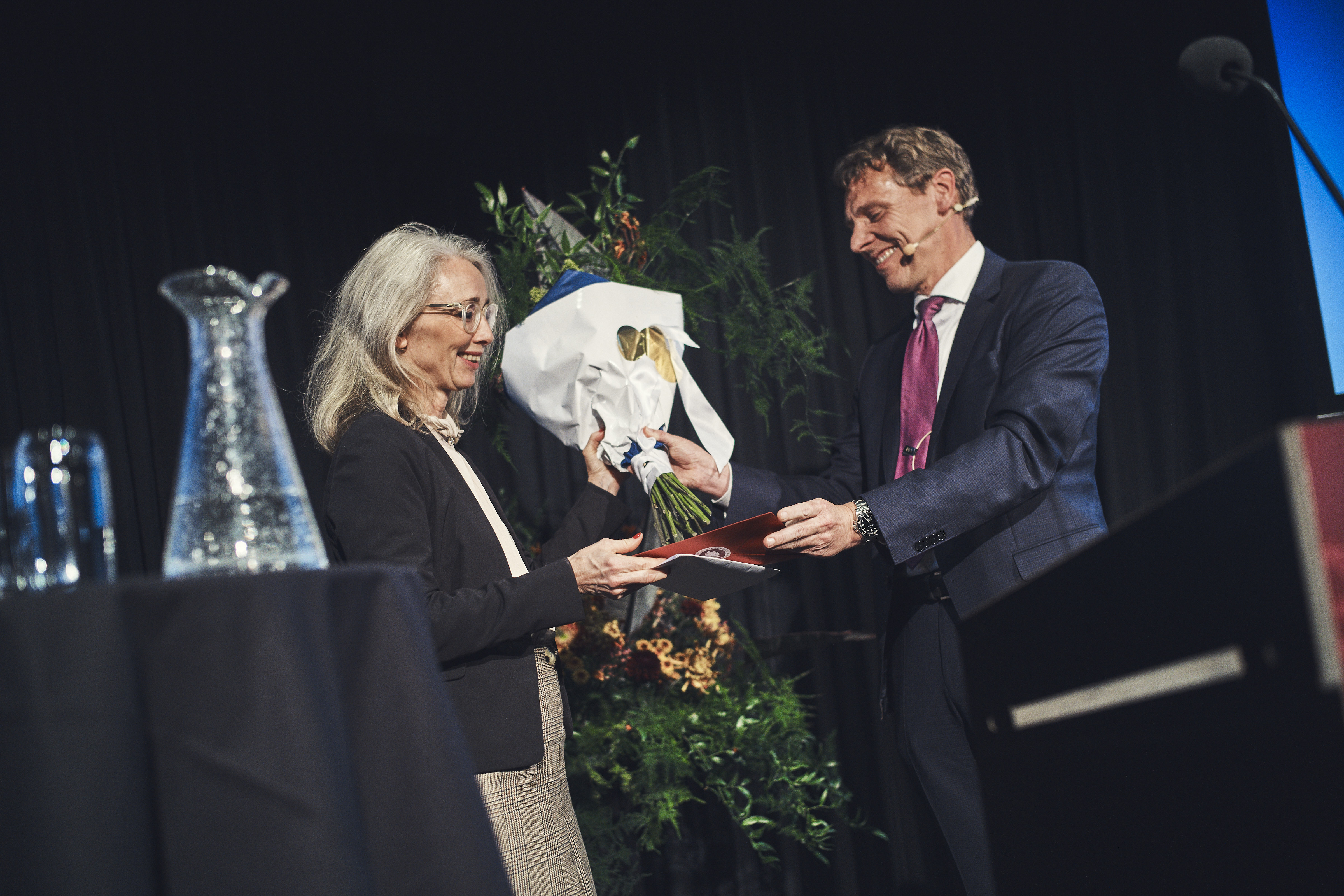 Martin Lavesen overrakte Vibe Hyltoft Advokatrådets Journalistpris til Advokatsamfundets retssikkerhedskonference. Foto: Jeppe Carlsen