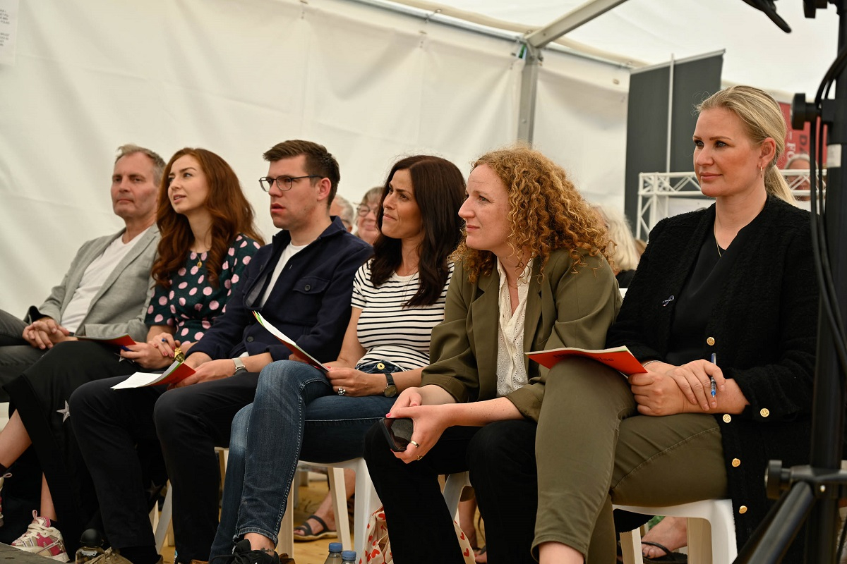 Politikere (fra venstre): Peter Skaarup (DF), Samira Nawa (R), Morten Dahlin (V), Mette Thiesen (NB), Rosa Lund (EL) og Britt Bager (KF) Foto: Anders Beier