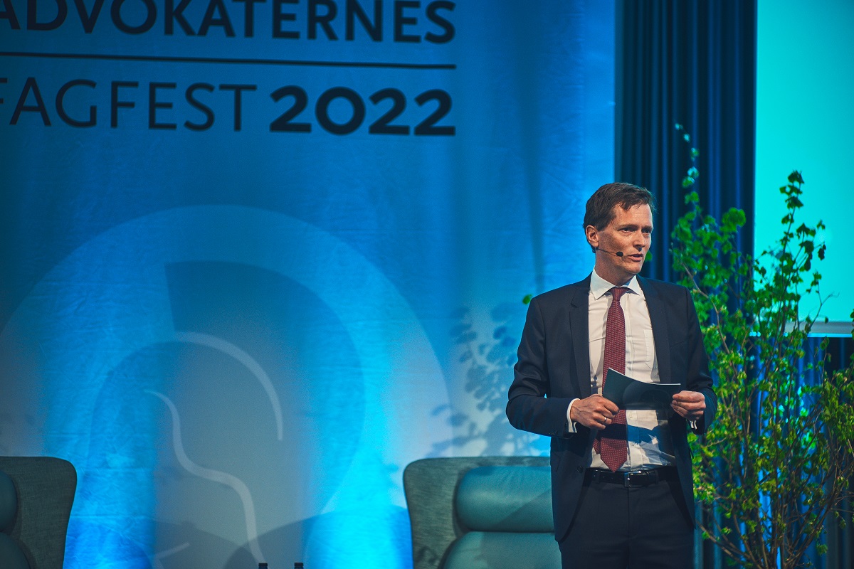 Advokatsamfundets generalsekretær Andrew Hjuler Crichton åbner Advokaternes Fagfest 2022.