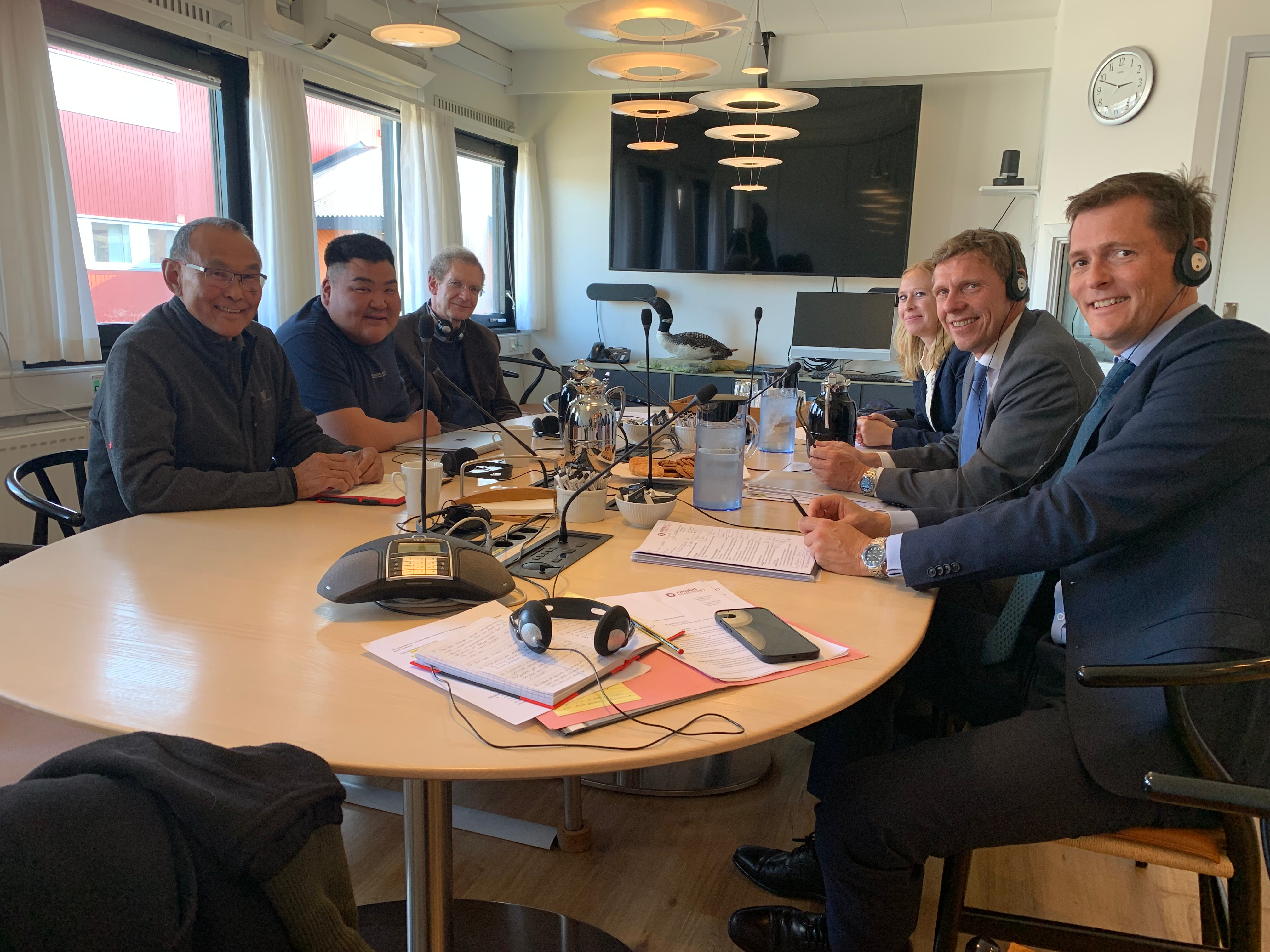 Under besøget i Grønlands hovedstad var der møde med to medlemmer af Inatsisartuts Lovudvalg, næstformand Emanuel Nüko fra partiet Naleraq og Harald Bianco fra partiet Inuit Ataqatigiit.