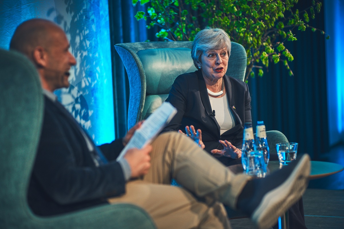 Tidligere premiereminister i UK Theresa May i samtale med DR-journalist og moderator på konferencen, Adam Holm.